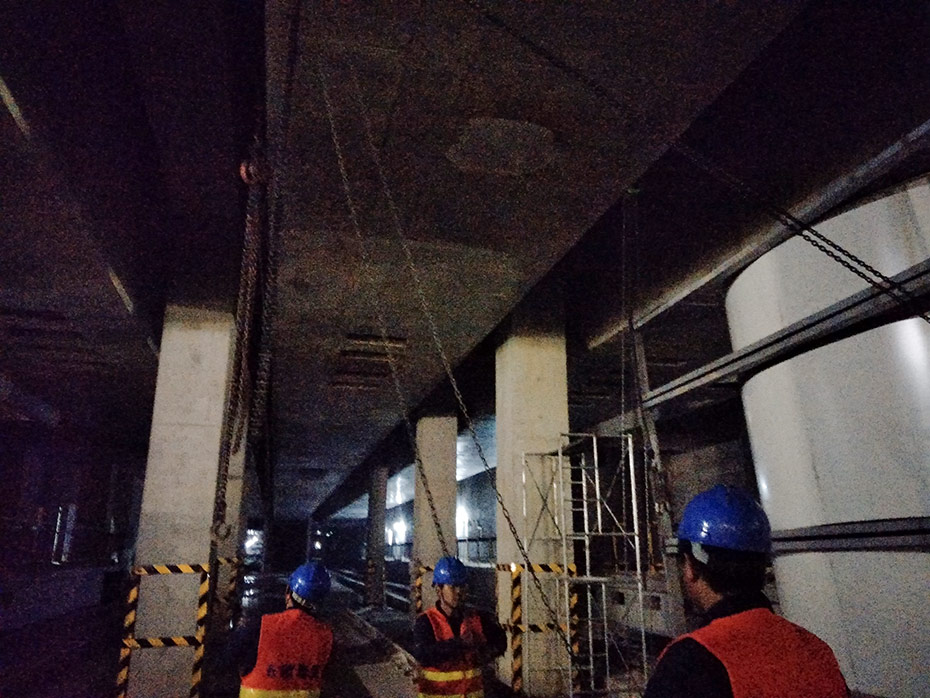 地鐵十七號線空調制冷設備地下室搬運安裝
